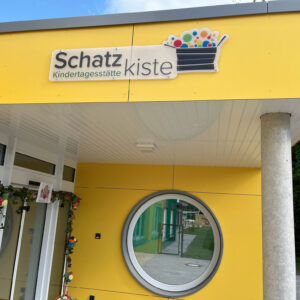 Fassadenbeschriftung Kinderstätte Schatzkiste